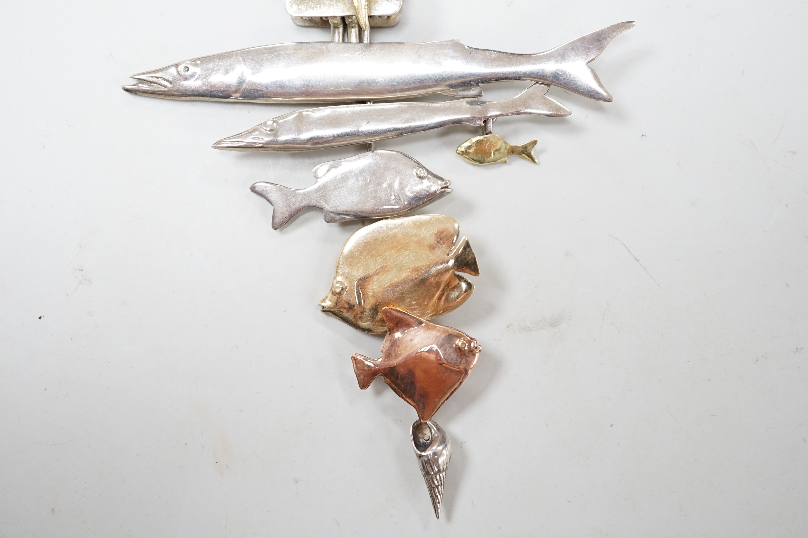 A late 20th century Alan Vallis silver and two colour yellow metal 'Red Sea Shoal' drop pendant, 89mm.